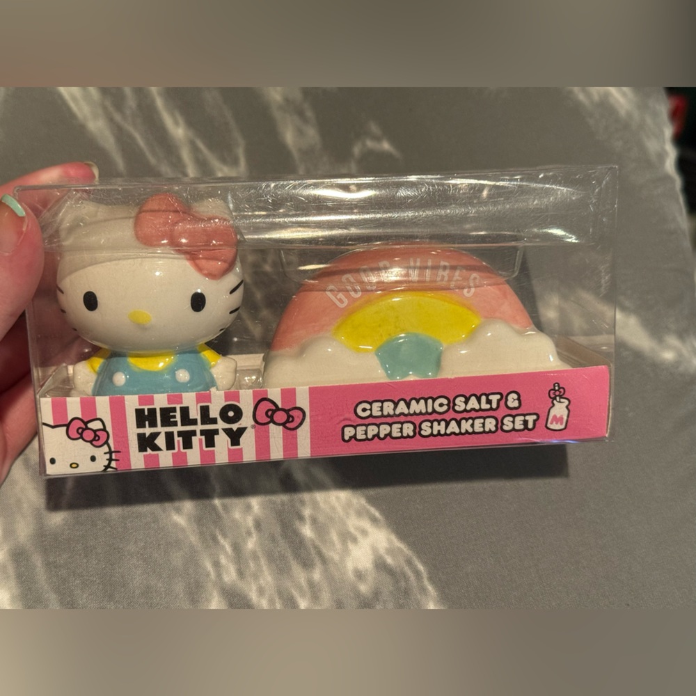 Ceramic Hello Kitty Salt and Pepper Shaker Set